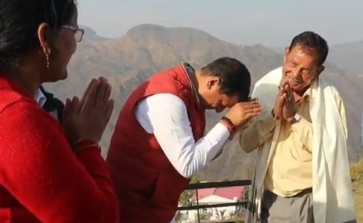 उत्तराखंड: अपने बचपन के शिक्षक से मिलकर अनिल बलूनी ने लिया आशीर्वाद