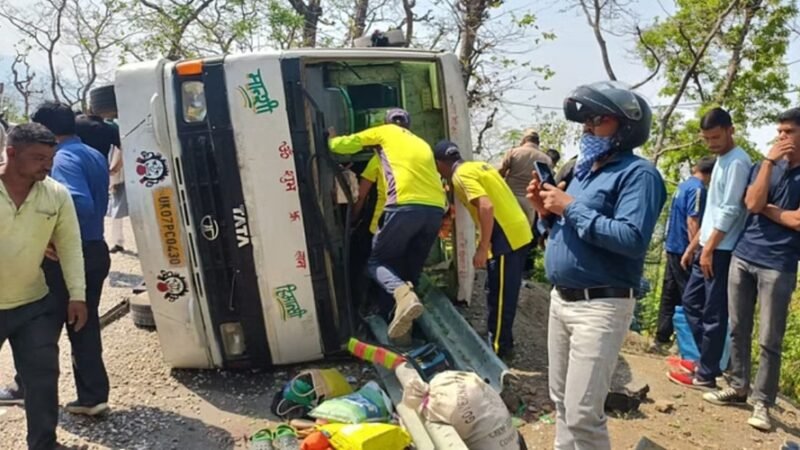 उत्तराखंड : हादसे का शिकार हुई यात्रियों से भरी बस, मची चीख पुकार