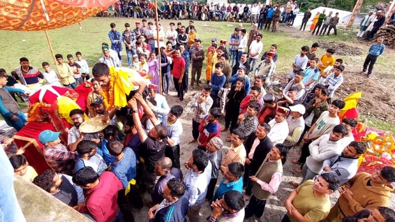 उत्तरकाशी : पाला गांव का फूल्यारी मेला, यहां फरसों पर चलकर आशीर्वाद देते हैं देवता
