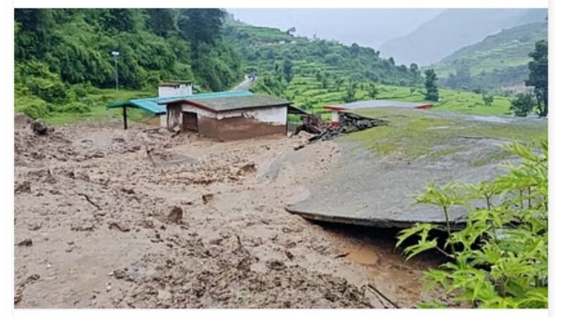 Uttarakhand Breaking: भारी बारिश का तांडव, लैंडस्लाइड की चपेट में आया मकान, मां-बेटी मलबे में दबे