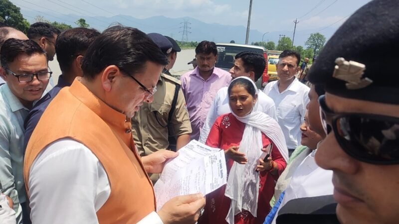 CM धामी ने चंपावत के टनकपुर, बनबसा क्षेत्र के बाढ़ प्रभावित क्षेत्रों का  किया निरीक्षण, सुनी प्रभावितों की समस्याएं