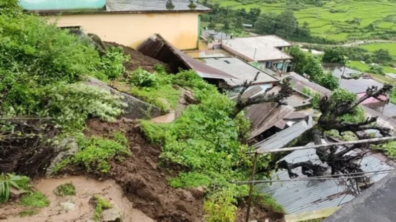 उत्तराखंड: भारी बारिश से तबाही, घरों को खतरा, मवेशी जिंदा दफन, आज फिर भारी बारिश का अलर्ट…