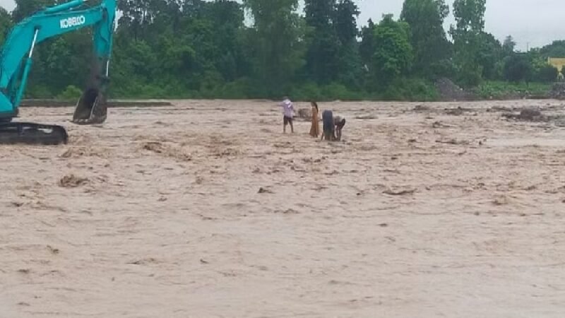 उत्तराखंड : उफान पर नाला…बहा ले गया श्रद्धालुओं से भरी जीप, एक की मौत