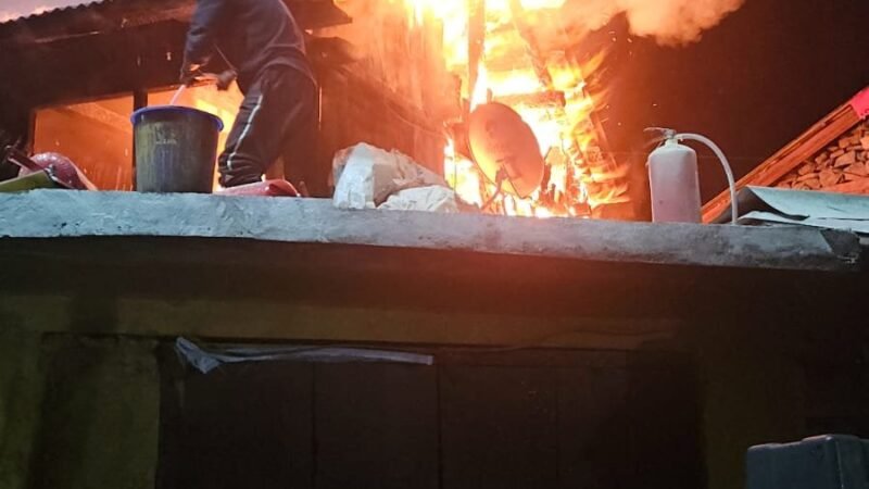 उत्तरकाशी: यहां दुकान में लगी भीषण आग, सामान जलकर राख
