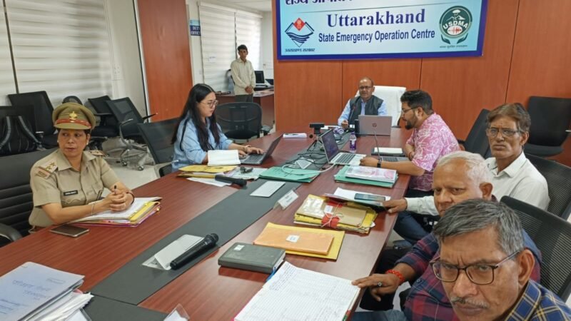 उत्तराखंड: दो दिन में खोलें बंद सड़कें, लापरवाह अधिकारियों के खिलाफ होगी कार्रवाई