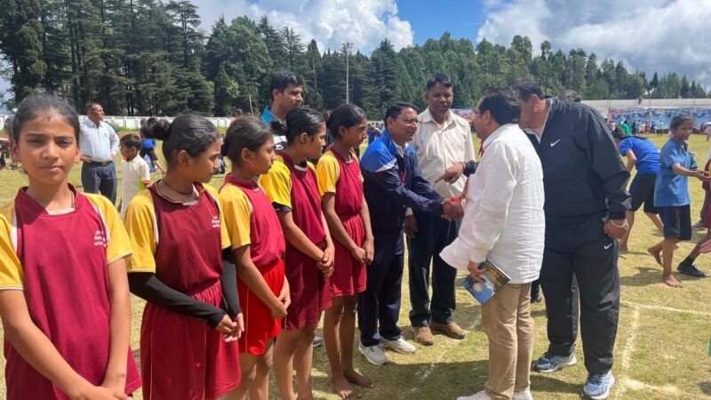 शिक्षा विभाग की खेलकूद प्रतियोगिता में पहुंच कवींद्र इष्टवाल ने बढ़ाया खिलाड़ियों का हौसला