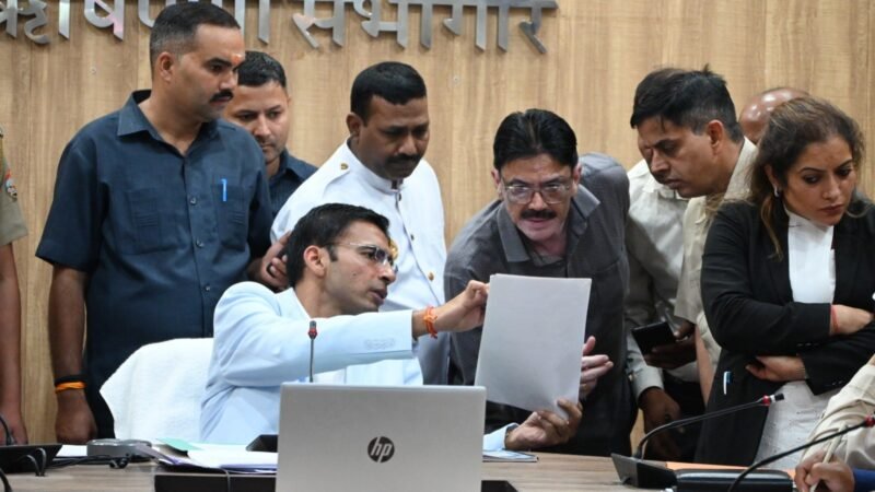 उत्तराखंड: DM के सख्त निर्देश, सुधर जाएं जनता को कटवाने वाले अधिकारी