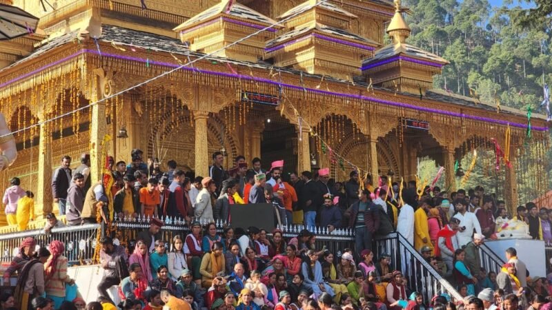 उत्तरकाशी: पोरा गांव में उमड़ा आस्था का सैलाब, देव डोलियों की विदाई के साथ प्राण प्रतिष्ठा अनुष्ठान संपन्न