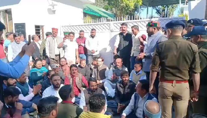 Dehradun : कैबिनेट मंत्री के आवास के बाहर धरने पर बैठे कांग्रेस विधायक, ये हैं मांगें – Khabar Uttarakhand