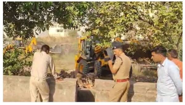 चला बुलडोजर : अवैध मजार ध्वस्त, मदरसों पर भी कार्रवाई जारी, अब तक 10 सील