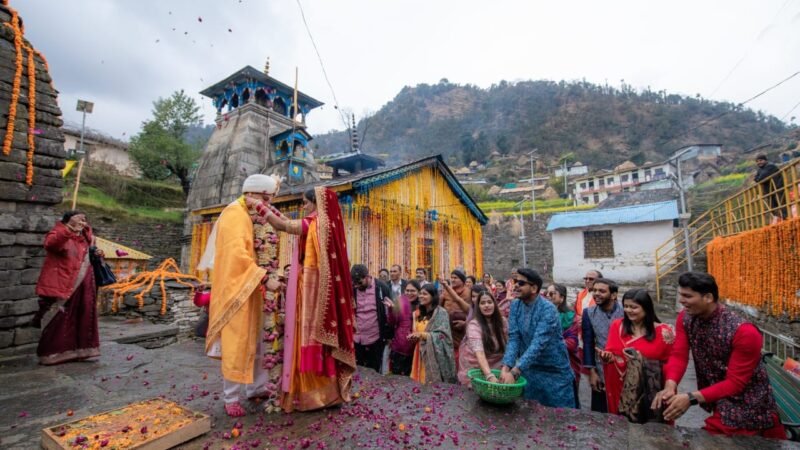 त्रिजुगीनारायण में शादी का क्रेज, दुनिया भर से आ रहे जोड़े, हो चुकी 500 से अधिक शादियां