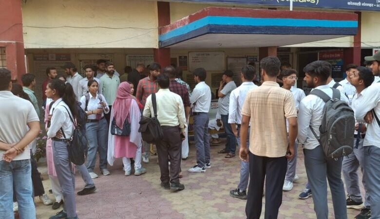 रुड़की में प्रैक्टिकल लेने आए असिस्टेंट प्रोफेसर ने 12 छात्राओं से की छेड़छाड़, हंगामा