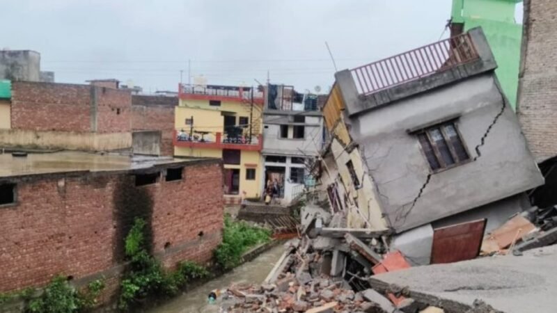 देहरादून में रातभर की बारिश से तबाही, कारगी क्षेत्र में दो मंजिला मकान ढहा