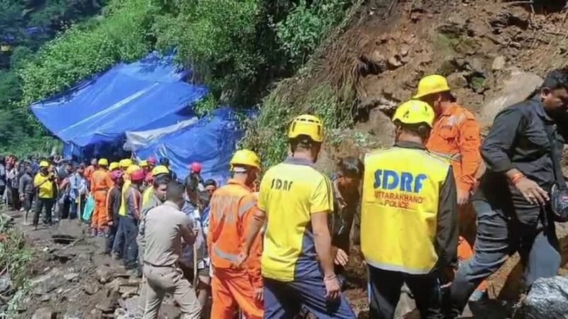 फिलहाल रोकी गई केदारनाथ यात्रा, भूस्खलन से  मार्ग बंद, यात्री फंसे