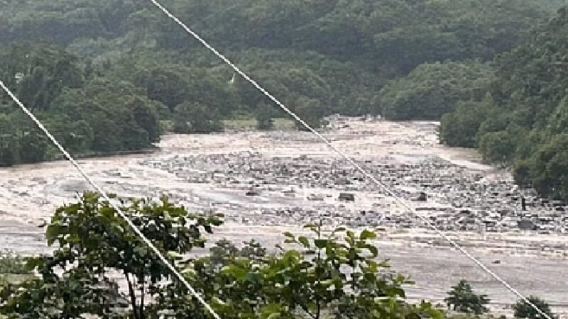 मूसलधार बारिश से तबाही, पुल बहा, मकानों को ख़तरा