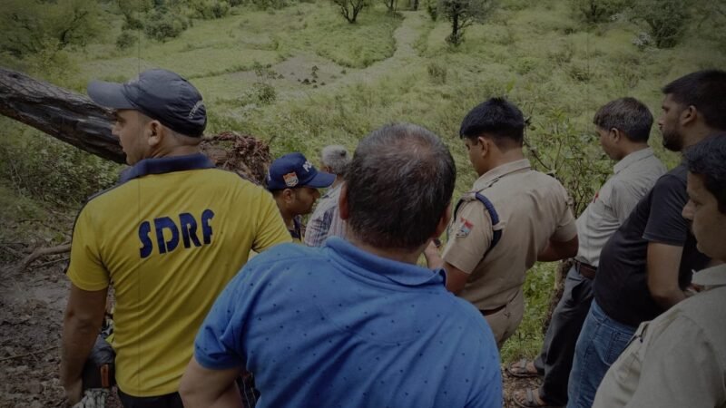 स्कूल से लौट रहे दो छात्र पेड़ के नीचे दबे, दोनों की दर्दनाक मौत