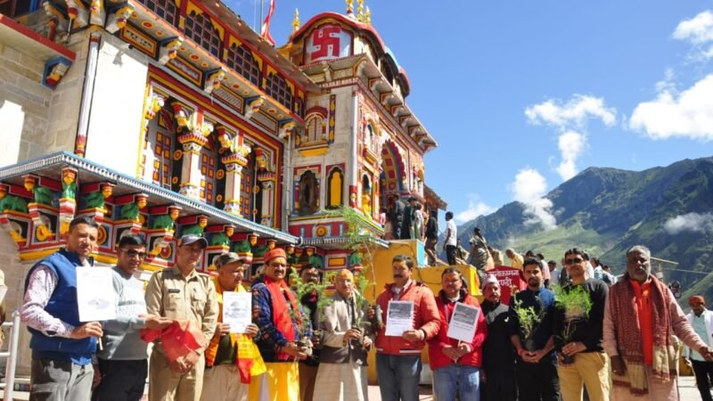 बदरीनाथ धाम में “एक पेड़ मां के नाम” अभियान