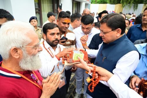 मुख्यमंत्री ने टनकपुर से कैलाश मानसरोवर यात्रा के पहले दल को हरी झंडी दिखाकर किया रवाना