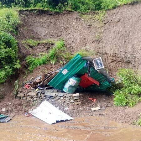 भारी बारिश का कहर: गडोली में दुकान पर गिरा मलबा, 4 से 5 लाख रुपये का नुकसान