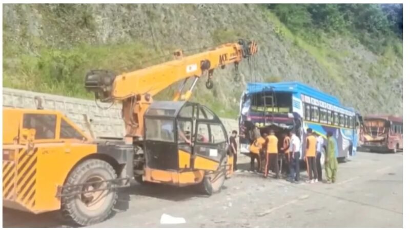 अमरनाथ यात्रियों की बसों की टक्कर, 36 श्रद्धालु घायल