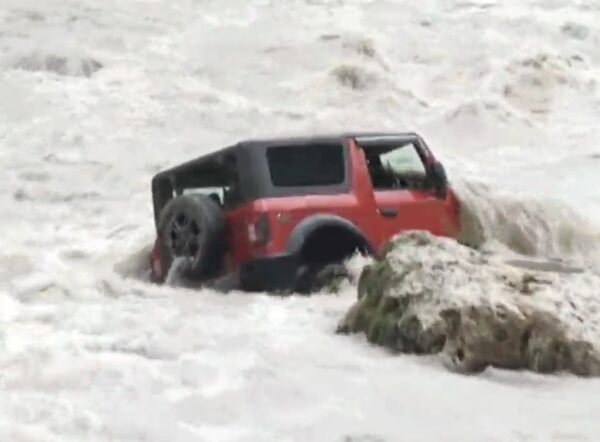 उत्तराखंड: नशे में पिकनिक और ऊपर से मूर्खता! मालदेवता में सॉन्ग नदी में बही थार, बाल-बाल बची जान…VIDEO