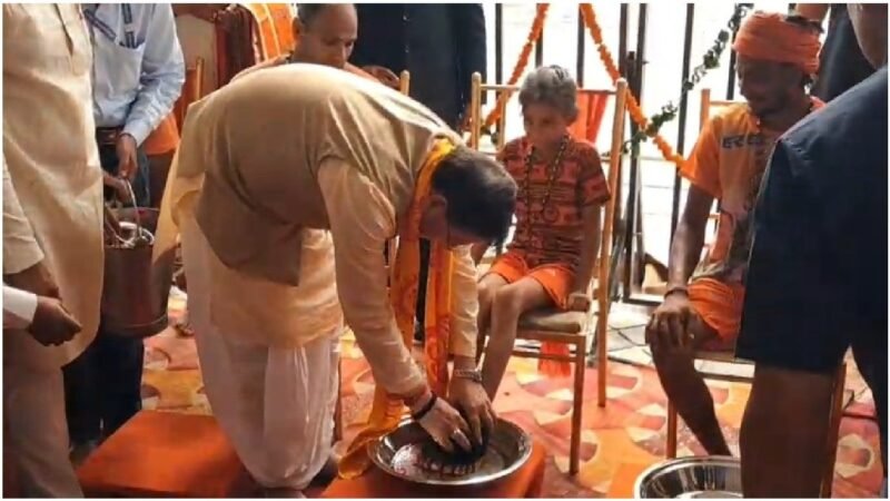 मुख्यमंत्री धामी ने हरिद्वार में धोए कांवड़ियों पैर, हेलीकॉप्टर से हुई पुष्पवर्षा