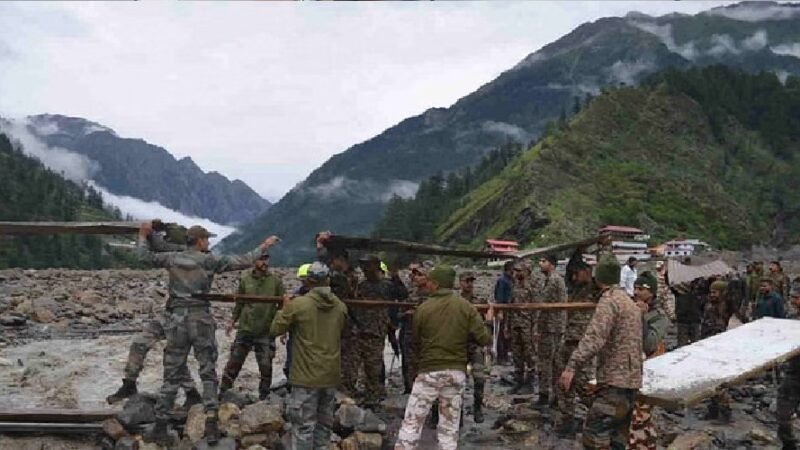 उत्तरकाशी धराली आपदा : गांव में फंसे लगभग 200 लोग, पहुंचने का रास्ता बना रही सेना