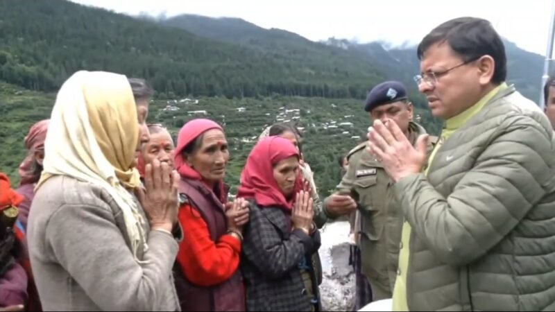 उत्तरकाशी: धराली में आपदा प्रभावितों से मिले मुख्यमंत्री धामी, राहत कार्य तेज करने के निर्दे