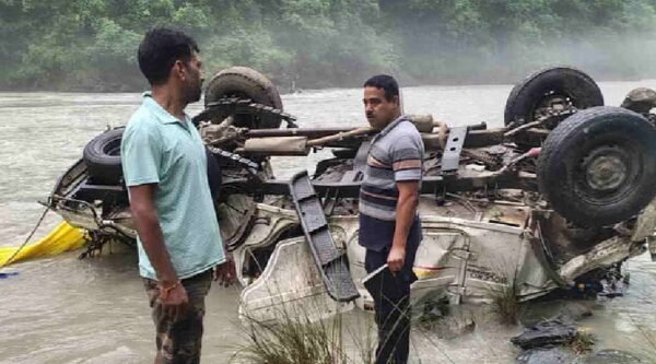 उत्तराखंड : सेब से भरा पिकअप यमुना नदी में गिरा, चार लोग थे सवार