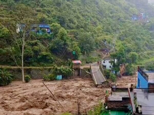 उत्तराखंड से बड़ी खबर: NH-121 पर बना पुल बारिश में टूटा, आवाजाही बाधित