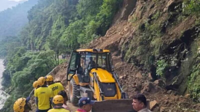 ऋषिकेश-नीलकंठ मार्ग पर चट्टान गिरने से हादसा, दो लापता, दो घायल