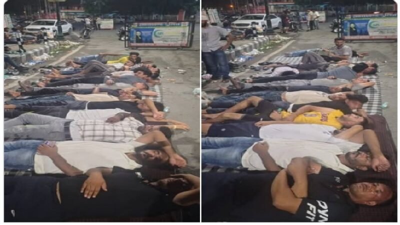 उत्तराखंड: पेपर लीक से युवाओं में आक्रोश, परेड ग्राउंड के बाहर सड़क पर डटे बेरोजगार