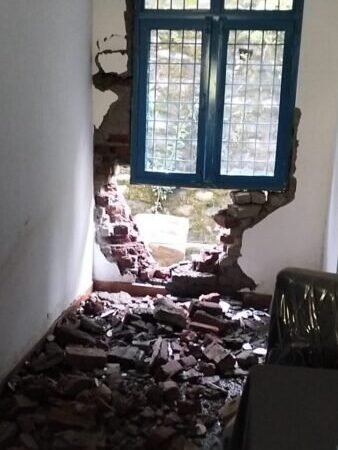 उत्तरकाशी: भूस्खलन से राजकीय उच्चतर माध्यमिक विद्यालय चिवां को भारी नुकसान, छत तोड़कर अंदर पहुंचे बोल्डर, दीवारें भी टूटी