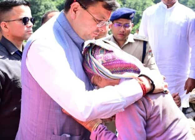 मुख्यमंत्री धामी ने चमोली के आपदा प्रभावित क्षेत्रों का लिया जायजा, प्रभावितों को हरसंभव मदद का भरोसा