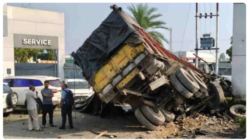 एक झटके में कई लग्जरी कारें बर्बाद, लोगों की इस वजह से बची जान