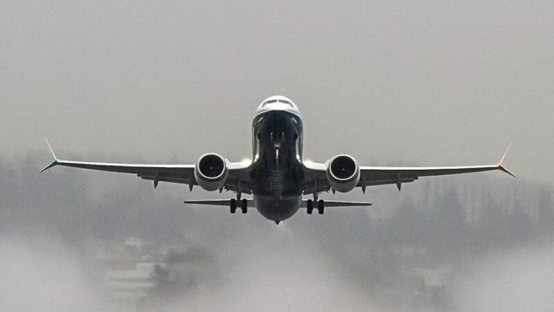 हवाई अड्डों पर उड़ान संकट: सैकड़ों उड़ानें रद, हजारों में देरी