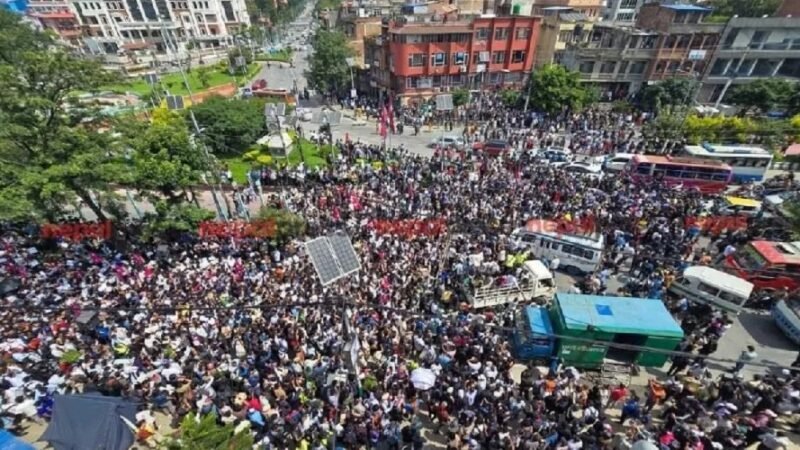 नेपाल में भयंकर बवाल, संसद में घुसे प्रदर्शन कर रहे युवा