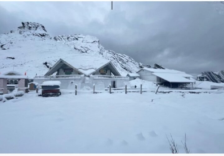 हेमकुंड साहिब और लोकपाल लक्ष्मण मंदिर के कपाट आज दोपहर बंद, क्षेत्र बर्फ से सफेद