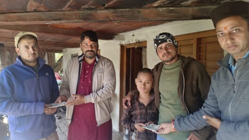 धराली आपदा पीड़ितों के लिए यमुनाघाटी का जनसहयोग: 8 परिवारों को मिली आर्थिक मदद