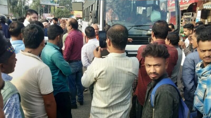 गढ़वाल मंडल में चक्का जाम: व्यावसायिक वाहनों पर टैक्स छूट सहित कई मांगों को लेकर ट्रांसपोर्टरों का प्रदर्शन