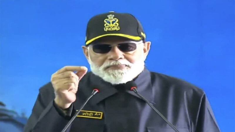PM मोदी ने INS विक्रांत पर जवानों संग मनाई दीपावली