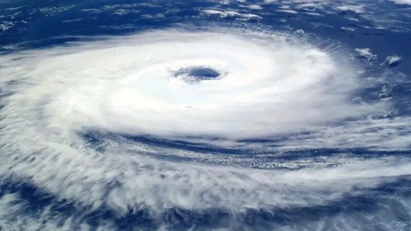 मोंथा का कहर: 22 NDRF टीमें तैनात, 100+ ट्रेनें रद्द, 110 किमी/घंटा तक हवा के झोंके