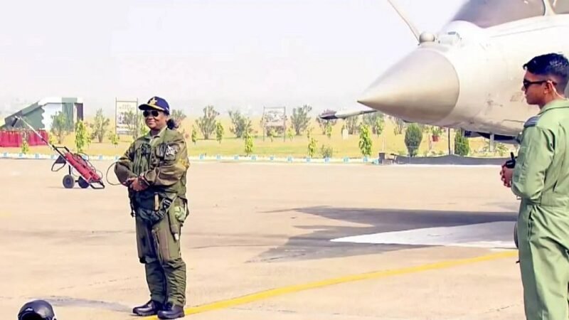 राष्ट्रपति द्रौपदी मुर्मु ने राफेल में भरी उड़ान, महिला पायलट ने संभाला विमान