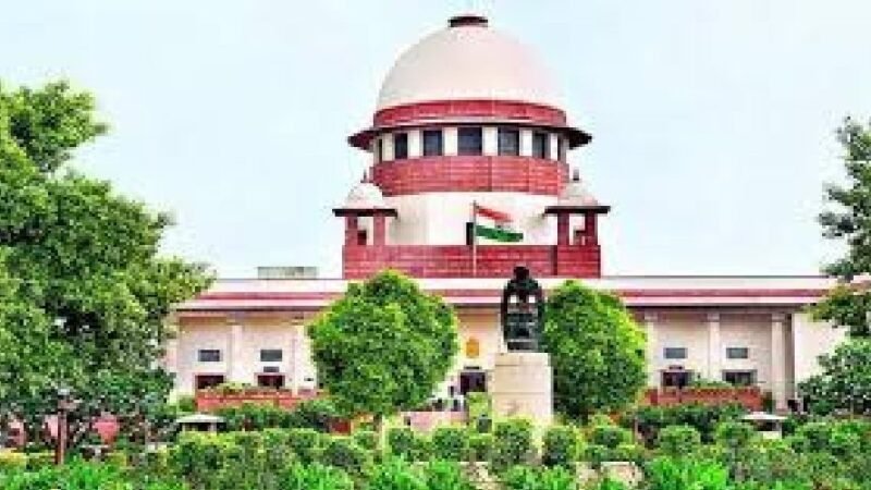 सुप्रीम कोर्ट में हंगामा: CJI बीआर गवई पर जूता फेंकने की कोशिश, सुरक्षा बढ़ाई गई