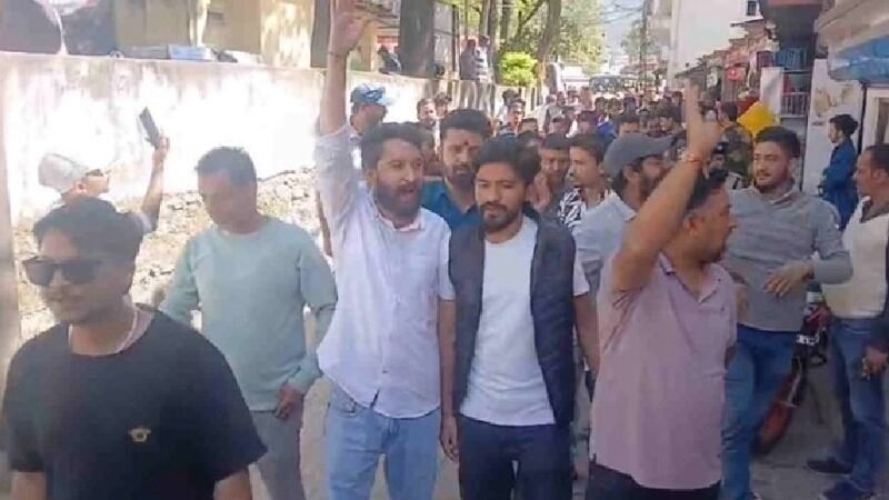 उत्तरकाशी में रेस्टोरेंट विवाद: रोटी पर थूकने का वीडियो वायरल, बाजार बंद और प्रदर्शन