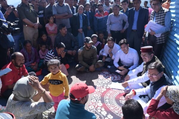 लोकपर्व इगास-बग्वाल पर आपदा प्रभावितों के बीच पहुंचे मुख्यमंत्री पुष्कर सिंह धामी