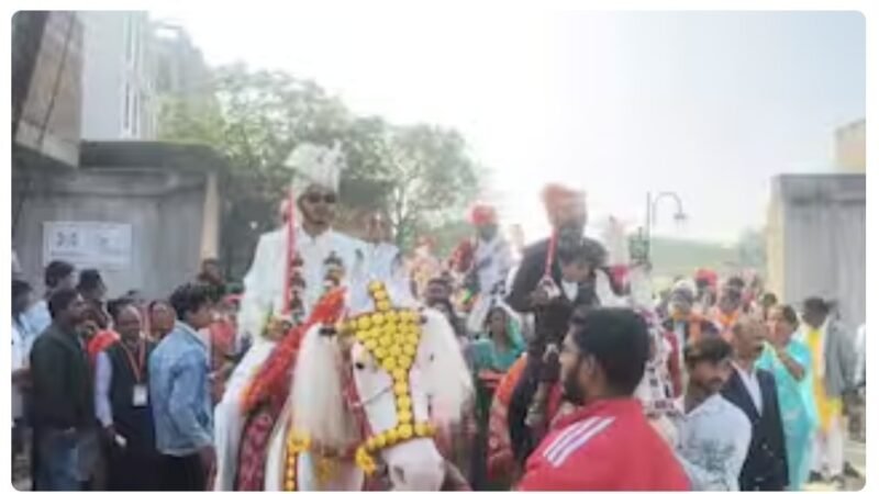 महाकाल की नगरी में सीएम मोहन यादव के बेटे अभिमन्यु की शादी, 21 गरीब जोड़ों के साथ एक मंच पर लिए सात फेरे