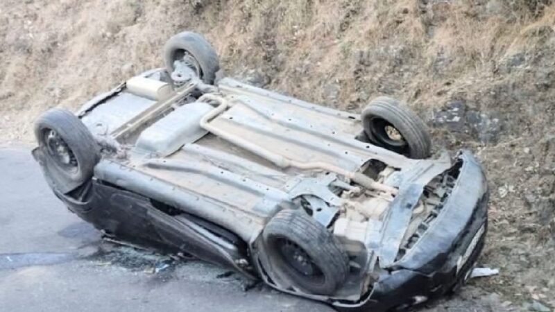 कार खाई में गिरी, दो युवकों की मौत, दो घायल