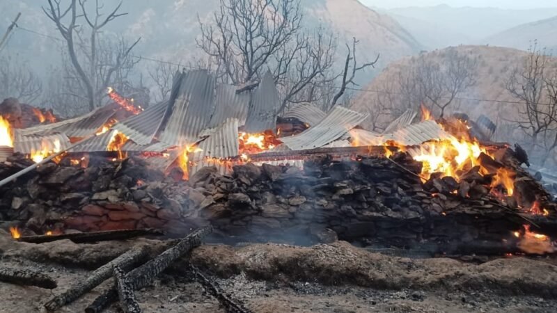 उत्तराखंडः मोरी क्षेत्र के ग्राम डामटी थुनारा में लगी भीषण आग, तीन मंजिला मकान जलकर राख