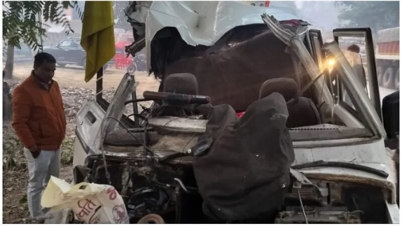 हाईवे पर भीषण सड़क हादसा: ट्रक और टेम्पो ट्रैवलर की टक्कर में 6 श्रद्धालुओं की मौत, 10 घायल